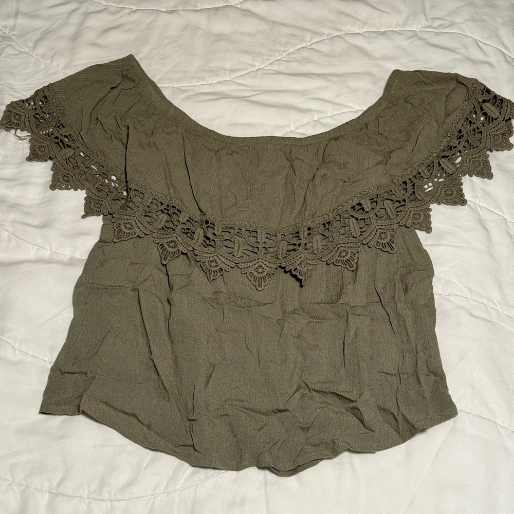 Gorgeous off the shoulder shirt!